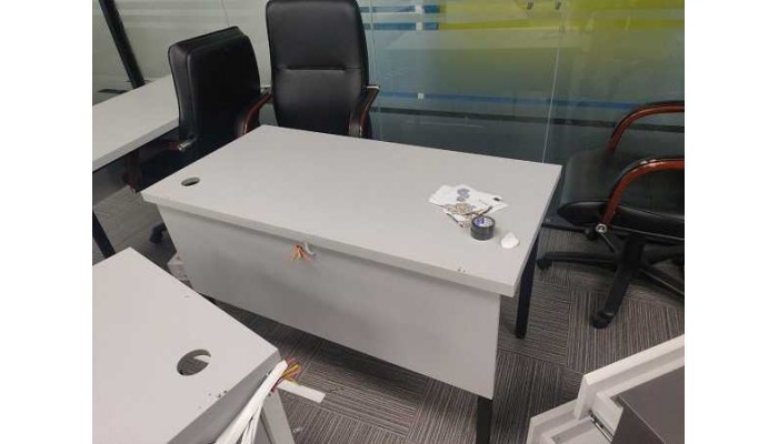 Thanh lý bàn văn phòng chân sắt 1m2 giá rẻ, bền đẹp chất lượng