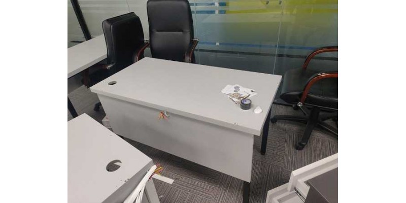 Thanh lý bàn văn phòng chân sắt 1m2 giá rẻ, bền đẹp chất lượng