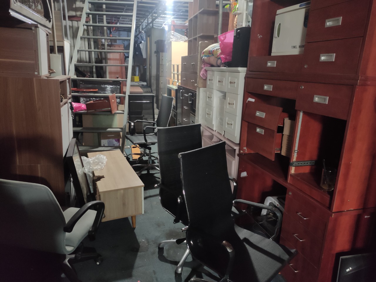 cửa hàng thanh lý bàn ghế văn phòng cũ tphcm